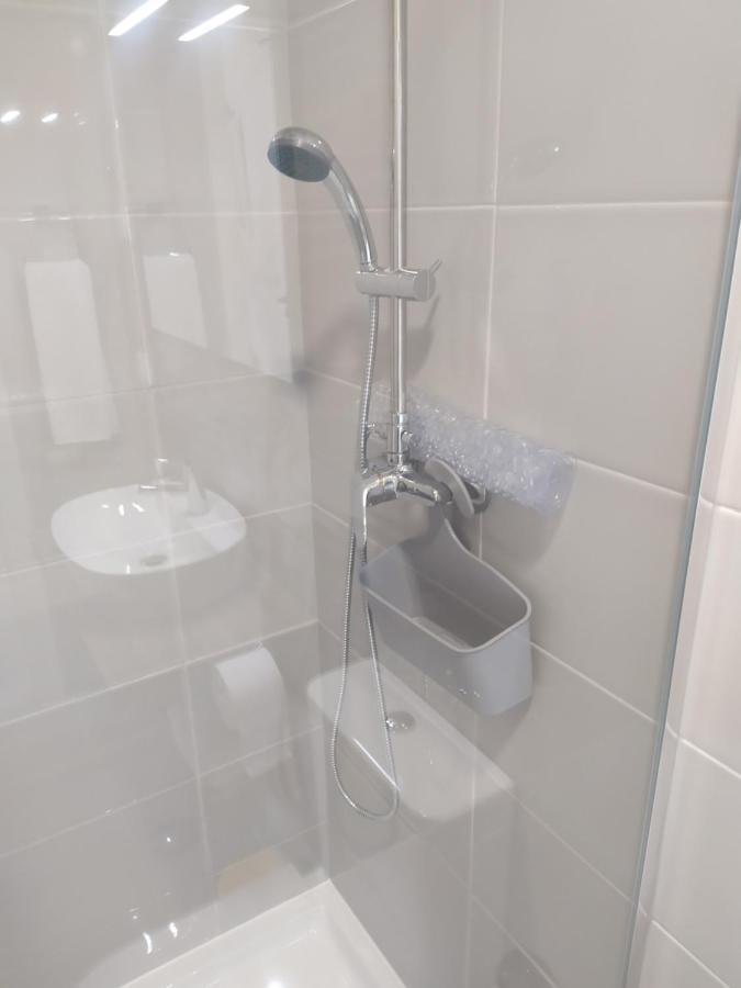 Hall 92 Quartos Com Wc Em Moradia Com Piscina A-Das-Lebres Loures Exterior photo
