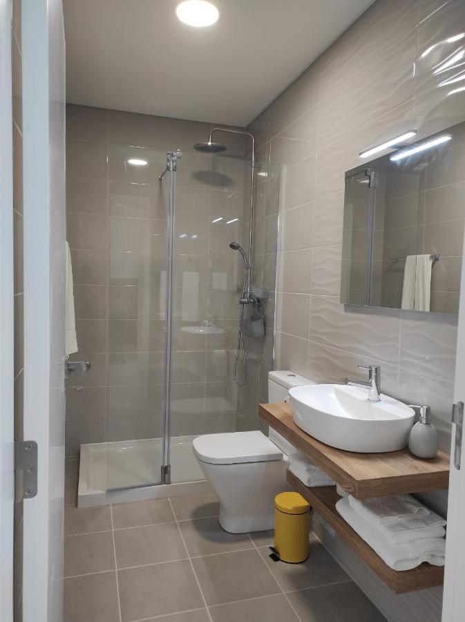 Hall 92 Quartos Com Wc Em Moradia Com Piscina A-Das-Lebres Loures Exterior photo